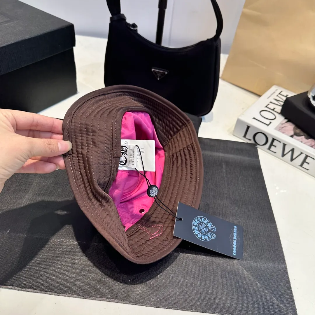P70 𝐶ℎ𝑟𝑜𝑚𝑒 𝐻𝑒𝑎𝑟𝑡𝑠 Crow Heart Chocolate Barbie Pink Cross Leather Brand Horseshoe Roll Sleeves Sanskrit Letters Fisherman Hat Sun Hat